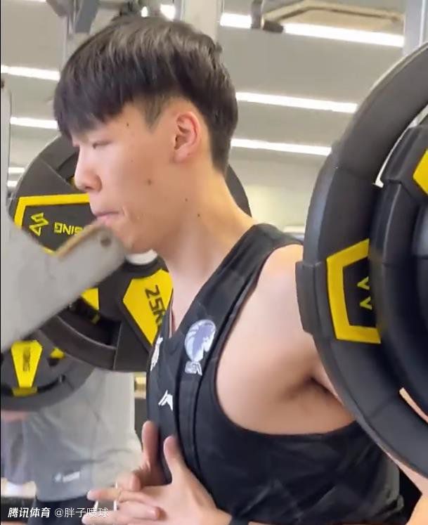 专栏谈到拉特克利夫团队一部分人相信，曼联的情况只能通过更明智的运营来改善，而不是通过花钱解决问题。